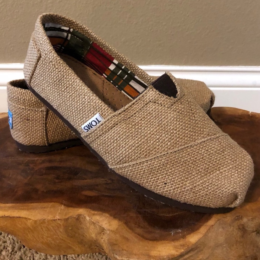Burlap toms.